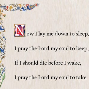 Puede incluir: Una página impresa con una oración, con diseños ornamentados de flores y follaje en azul, rojo, amarillo y verde. El texto dice "Now I lay me down to sleep..." en fuente negra, con una inicial iluminada "N".