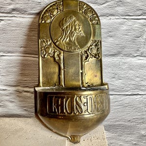 Antikes Weihwassergefass aus Messing - Wandmontiertes IHS DEO Benitier mit Jesus-Porträt und Glaseinsatz - Christlich-Religiöses Art Deco