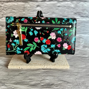Cartera Kate Spade New York "Cameron Street Jardin Stacy" – Elegancia floral negra
