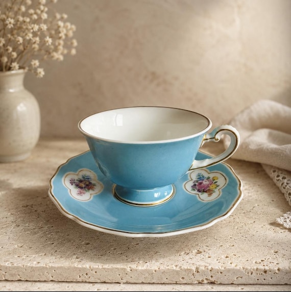 Seltene Blaue Blume Mokkatasse mit Untertasse Hutschenreuther Hohenberg Abteilung Dresden Handmalerei German Porcelain
