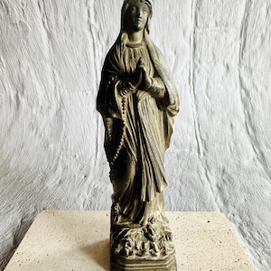 Statue de la Vierge Marie vintage – Signée VM. 57 – 16 cm Sculpture religieuse en métal – Décoration d'intérieur catholique