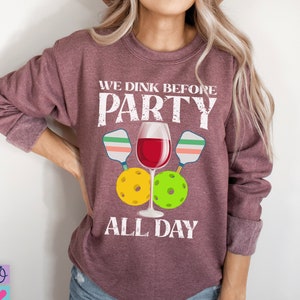 ピックルボール ワイン スウェットシャツ かわいいカクテルを飲む ピックルボール プレーヤー カップル セーター マッチング ピックルボール 愛好家 BFF スウェットシャツ