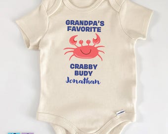 Opas Lieblings-Craby Buddy-Baby-Bodysuit, personalisiertes Baby-Jungen-Shirt, benutzerdefinierte Baby-Namens-Outfit, Opa-Geschenk, Sommer-Krabben-Baby-T-Shirt