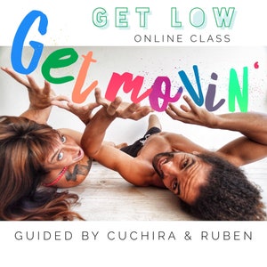 Può includere: Immagine che promuove una lezione online. Le parole "Get Low" e "Get Movin" sono in testo colorato. Sono presenti due persone, con le braccia alzate. Il testo "Guided by Cuchira & Ruben" è in basso.