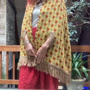 Unique en son genre des années 1970 vintage Jaune / Orange Tricot Poncho Fringe Shawl Sweater