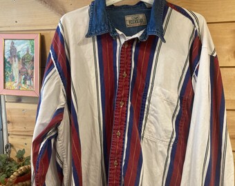 Vintage 1990s Hombre Rojo / Blanco Rayas Denim Botón Abajo / Talla XL