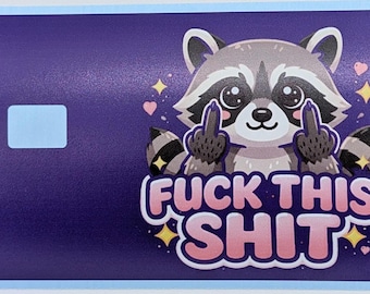 Funda para tarjeta/cartera de vinilo divertida con diseño de mapache morado despidiéndose con el dedo corazón