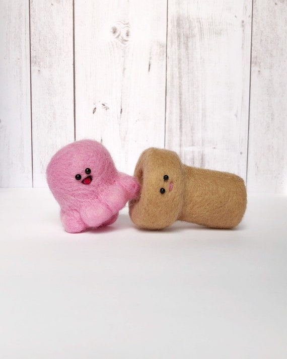 Needle Felted Strawberry Ice Cream Cone Pink Ice Cream Cone Etsy - needle felted roblox shy bee shy bee sculpture roblox bee etsy