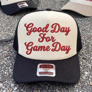 Een pet voor een goede wedstrijddag, een pet met borduursel, een pet voor de wedstrijddag, een pet voor college football, voetbalpetten.