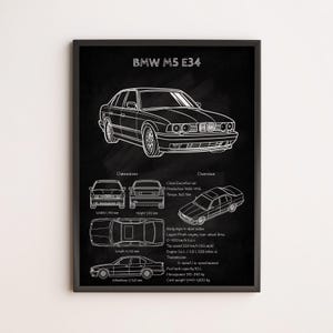 Könnte beinhalten: Schwarz gerahmter Druck mit einer weißen Strichzeichnung eines BMW M5 E34 Autos. Der Druck enthält Abmessungen, eine Übersicht und technische Daten. Die Länge des Autos beträgt 472 cm, die Breite 175 cm und die Höhe 141,2 cm.