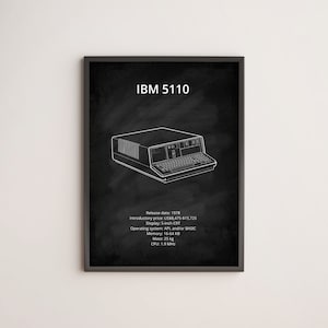 Peut inclure: Un dessin au trait noir et blanc d'un ordinateur IBM 5110 sur un fond de tableau noir. Le dessin comprend le texte "IBM 5110", "Date de sortie : 1978", "Prix ​​de lancement : 8 475 à 15 725 $ US", "Affichage : écran CRT de 5 pouces", "Système d'exploitation : APL et/ou BASIC", "Mémoire : 16 à 64 Ko", "Masse : 25 kg", et "CPU : 1,9 MHz".