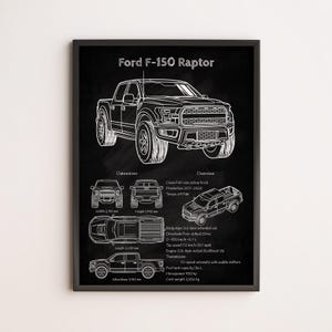 Puede incluir: Impresión enmarcada en negro con un dibujo lineal blanco de una camioneta Ford F-150 Raptor. La impresión incluye dimensiones y especificaciones, como una capacidad de depósito de combustible de 136 L y 450 CV. El ancho del camión es de 219 cm y la altura de 199 cm.
