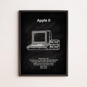 Peut inclure: Impression encadrée en noir et blanc représentant un dessin au trait détaillé d'un ordinateur Apple II. Le texte "Apple II" est en haut, avec des spécifications techniques en dessous, dont la date de sortie et le prix.