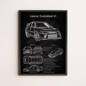 Puede incluir: Impresión enmarcada en negro con un dibujo lineal blanco de un coche Lancer Evolution VI. La impresión incluye dimensiones y una descripción general de las especificaciones del coche, como el tipo de motor, la potencia y una velocidad máxima de 250 km/h. El texto "Lancer Evolution VI" está en la parte superior.