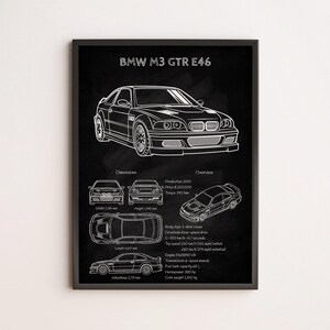 Könnte beinhalten: Schwarz gerahmter Druck mit einer weißen Strichzeichnung eines BMW M3 GTR E46 Autos. Der Druck enthält Abmessungen, Produktionsdetails und eine Übersicht über die Spezifikationen des Autos. Die Höhe des Autos beträgt 134,5 cm.