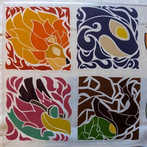 Puede incluir: Una hoja de pegatinas cuadradas con diseños de animales estilizados. Las pegatinas incluyen un león en tonos naranja y amarillo, una ballena en azul y beige, un dragón en rosa y verde, y un pájaro en marrón y verde.