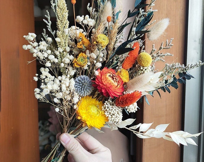 small flower bouquet ，dried flower bouquet，dry flower arrangement，small flower in vase。home decoration，wedding flower decor