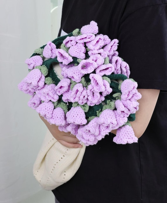 完成したかぎ針編みのユリの花束のブランケット、かぎ針編みの 