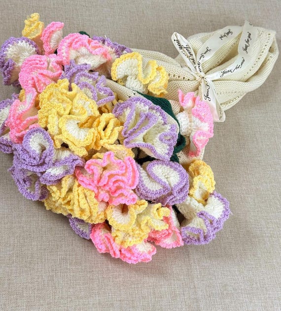 完成したかぎ針編みのカーネーションブーケブランケット、手編みの