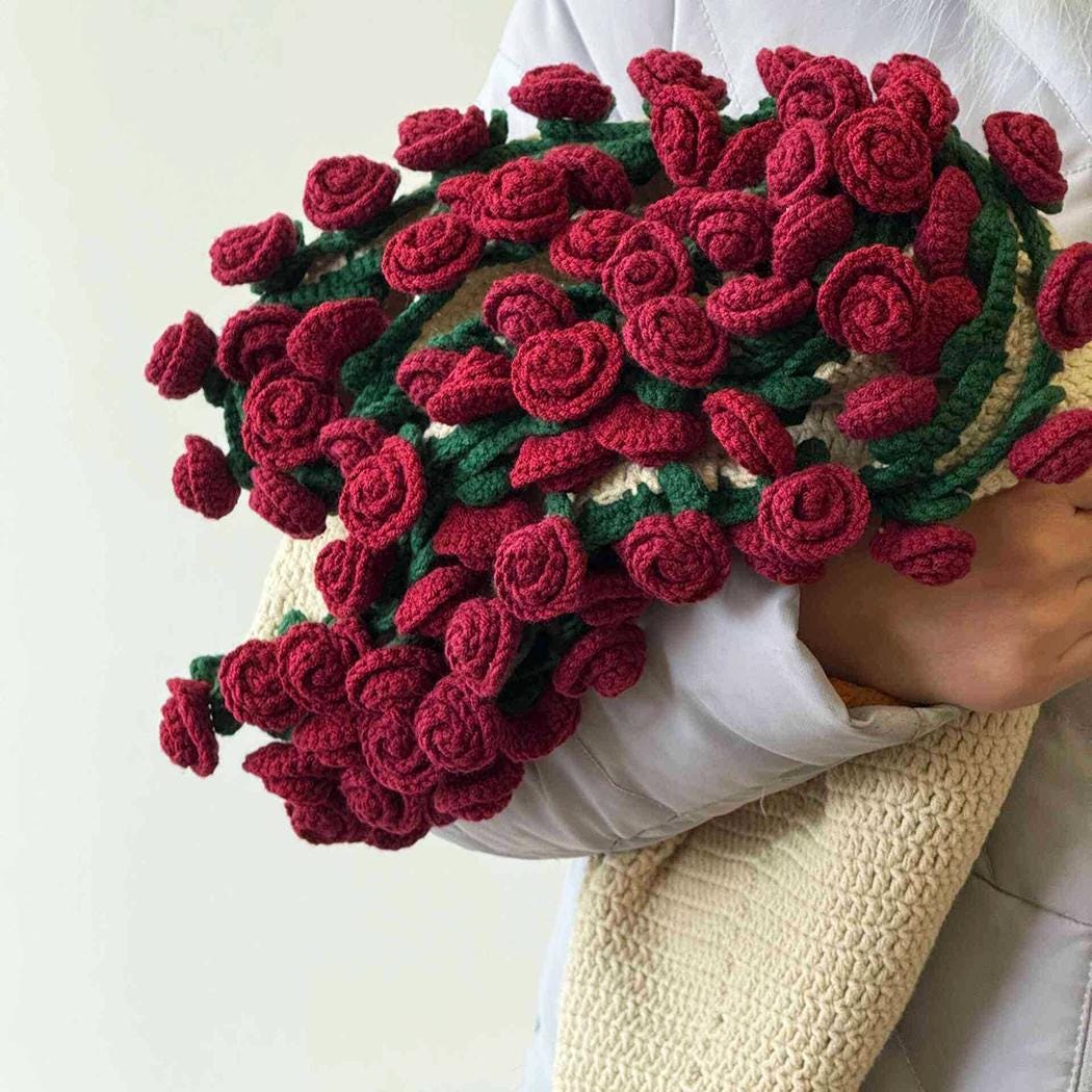 完成したかぎ針編みのバラの花束ブランケット、手作りの花束