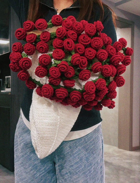 完成したかぎ針編みのバラの花束ブランケット、手作りの花束
