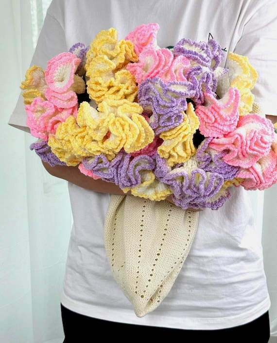 完成したかぎ針編みのカーネーションの花束ブランケット、手織り