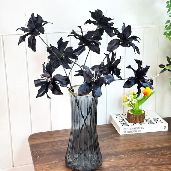 黒い花瓶と人工花のアレンジ 23インチの人工黒ユリ、造花ユリ、造花アレンジメント、花瓶の花