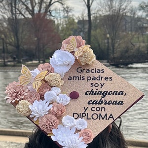 Adorno para birrete de graduación con flores y mariposas