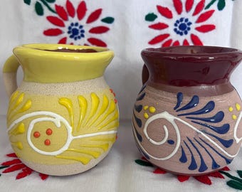 Mugs mexicains faits main en terre cuite : lot de deux tasses à café en argile colorées