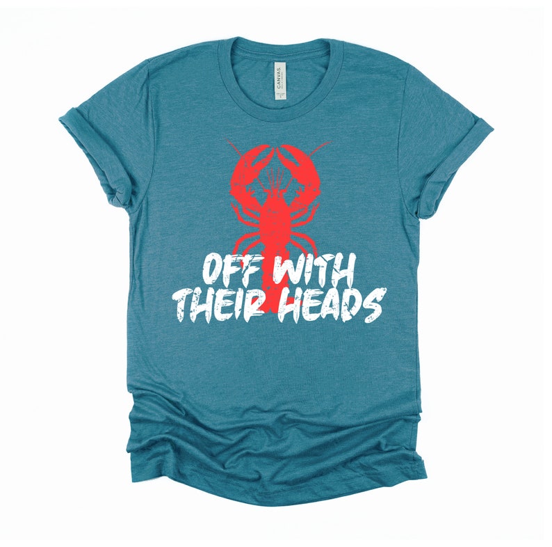 K&ouml;nnte beinhalten: Tealblaues T-Shirt mit einem roten Hummer-Motiv und dem Text "Off with their heads" in Wei&szlig;.