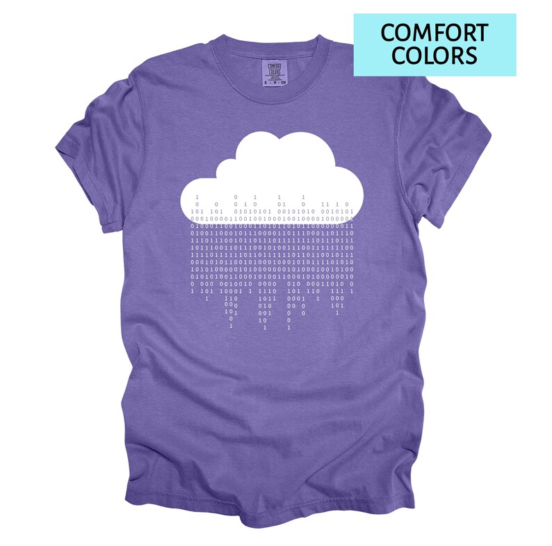 Pode incluir: Camiseta roxa com um desenho de nuvem branca e chuva de c&oacute;digo bin&aacute;rio. O texto "COMFORT COLORS" est&aacute; em um ret&acirc;ngulo azul claro. Gola redonda e mangas curtas.