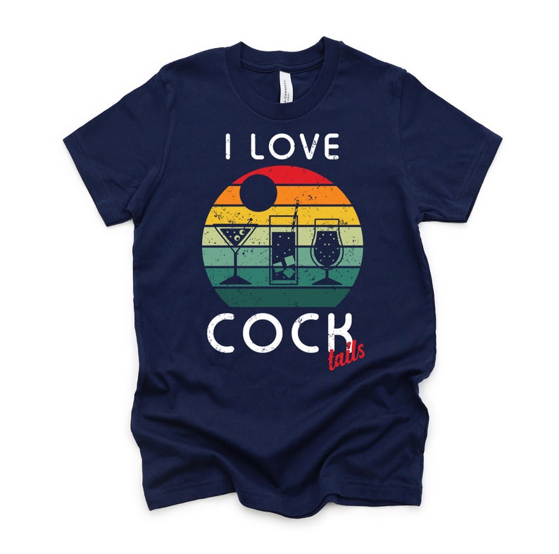 Op de afbeelding: Een marineblauw t-shirt met een vintage-stijl grafische afbeelding van drie cocktails en de tekst "Ik hou van cocktails".