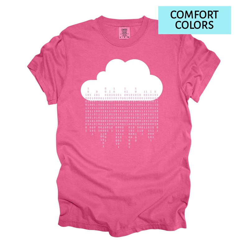 Pode incluir: Camiseta rosa com um desenho de nuvem branca e chuva de c&oacute;digo bin&aacute;rio. O texto "COMFORT COLORS" est&aacute; em um ret&acirc;ngulo azul. A camiseta &eacute; feita de um material macio e confort&aacute;vel.
