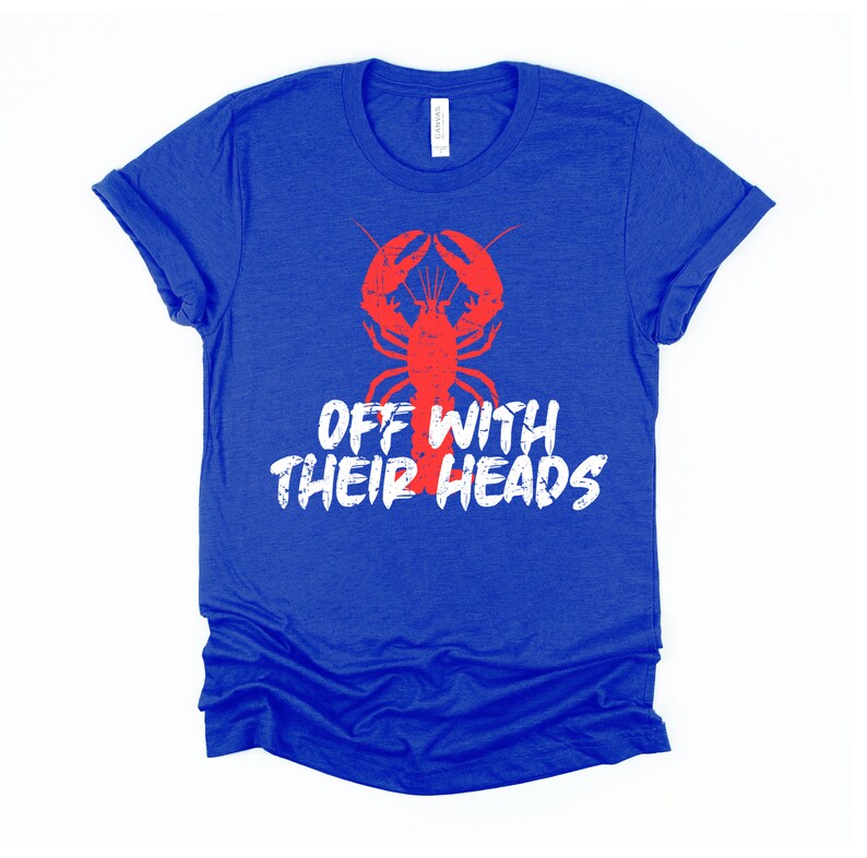 K&ouml;nnte beinhalten: Ein k&ouml;nigsblaues T-Shirt mit einem roten Hummer-Motiv und dem Text "Off with their heads" in Wei&szlig;.