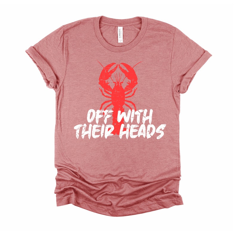 K&ouml;nnte beinhalten: Ein heidefarbenes rotes T-Shirt mit einem roten Hummer-Motiv und dem Text "Off with their heads" in Wei&szlig;.