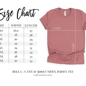 Pu&ograve; includere: Una maglietta unisex Bella + Canvas 3001 rosa polveroso &egrave; esposta accanto a una tabella delle taglie. La tabella elenca le taglie XS-4XL, con le corrispondenti misure di larghezza e lunghezza in pollici. Sono indicate anche la larghezza e la lunghezza della maglietta.
