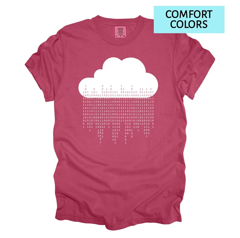 Pode incluir: Uma camiseta bord&ocirc; com um gr&aacute;fico de nuvem branca e chuva de c&oacute;digo bin&aacute;rio. O texto "COMFORT COLORS" est&aacute; em um ret&acirc;ngulo azul claro. A camiseta &eacute; de cor s&oacute;lida e tem mangas curtas.