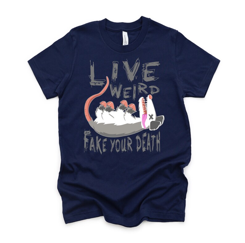 Op de afbeelding: Donkerblauw T-shirt met een grijze opossum-afbeelding en de tekst "Live Weird Fake Your Death".