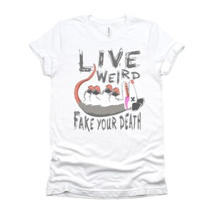 Op de afbeelding: Wit T-shirt met een grijze afbeelding van een opossum met de tekst "Live Weird Fake Your Death" erop.
