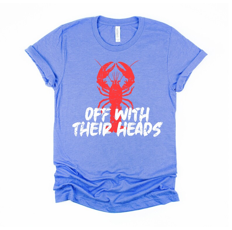 K&ouml;nnte beinhalten: Ein hellblaues T-Shirt mit einem roten Hummer-Motiv und dem Text "Off with their heads" in Wei&szlig;.
