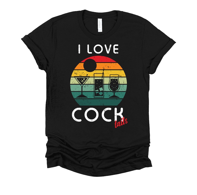 Op de afbeelding: Zwart T-shirt met een vintage-stijl grafische afbeelding met de tekst "Ik hou van cocktails" met een zonsondergang achtergrond en drie verschillende cocktailglazen.