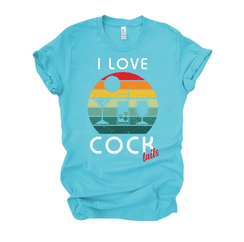 Op de afbeelding: Een turquoise blauw t-shirt met de tekst "I love cocktails" in wit. De tekst "cocktails" heeft het woord "tails" in rood. Achter de tekst staat een retro-stijl grafische afbeelding van drie cocktails.