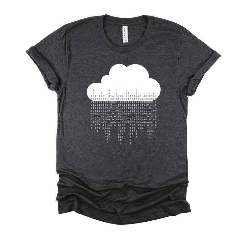Op de afbeelding: Een donkergrijs T-shirt met een witte wolk grafiek. De wolk is gemaakt van een reeks van 1s en 0s, die binaire code voorstellen.