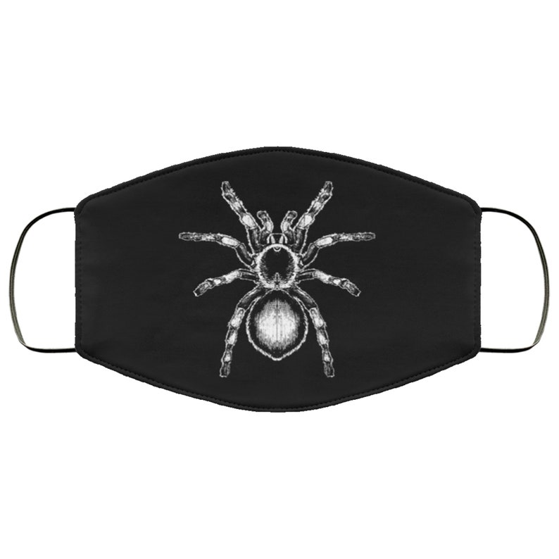 K&ouml;nnte beinhalten: Schwarze Gesichtsmaske mit einer detaillierten wei&szlig;en Illustration einer Vogelspinne. Die Spinne ist mittig auf der Maske platziert, mit deutlich sichtbaren Beinen und K&ouml;rper. Die Maske hat schwarze Ohrschlaufen f&uuml;r sicheren Halt.