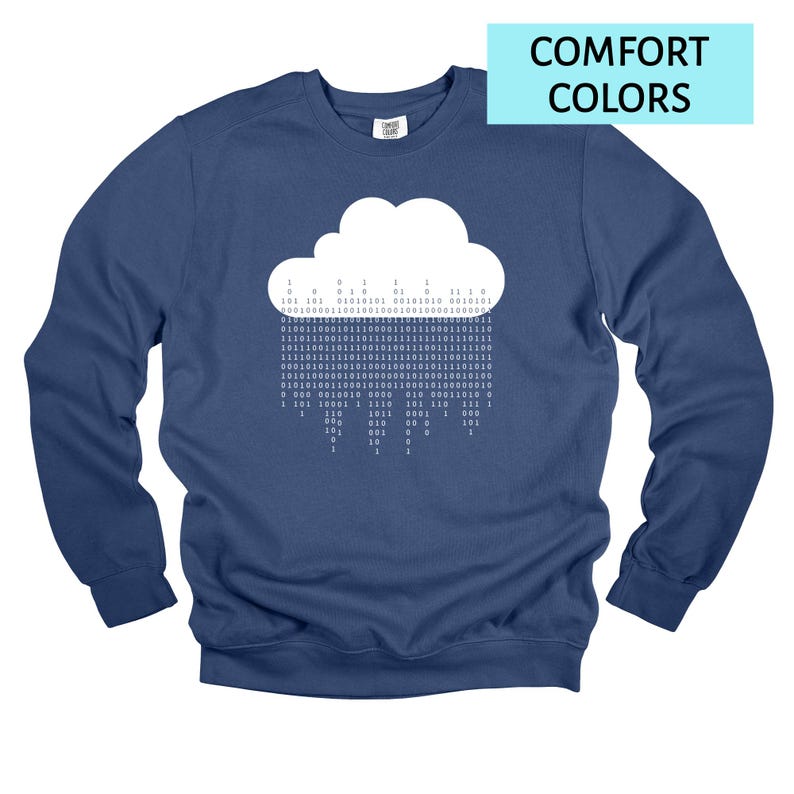 Op de afbeelding: Een marineblauwe sweatshirt met een witte wolkengrafiek met binaire code. De tekst "COMFORT COLORS" staat in een lichtblauwe rechthoek. De sweatshirt heeft een ronde hals en lange mouwen.