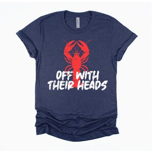 K&ouml;nnte beinhalten: Ein marineblaues T-Shirt mit einem roten Hummer-Motiv und dem Text "Off with their heads" in Wei&szlig;.