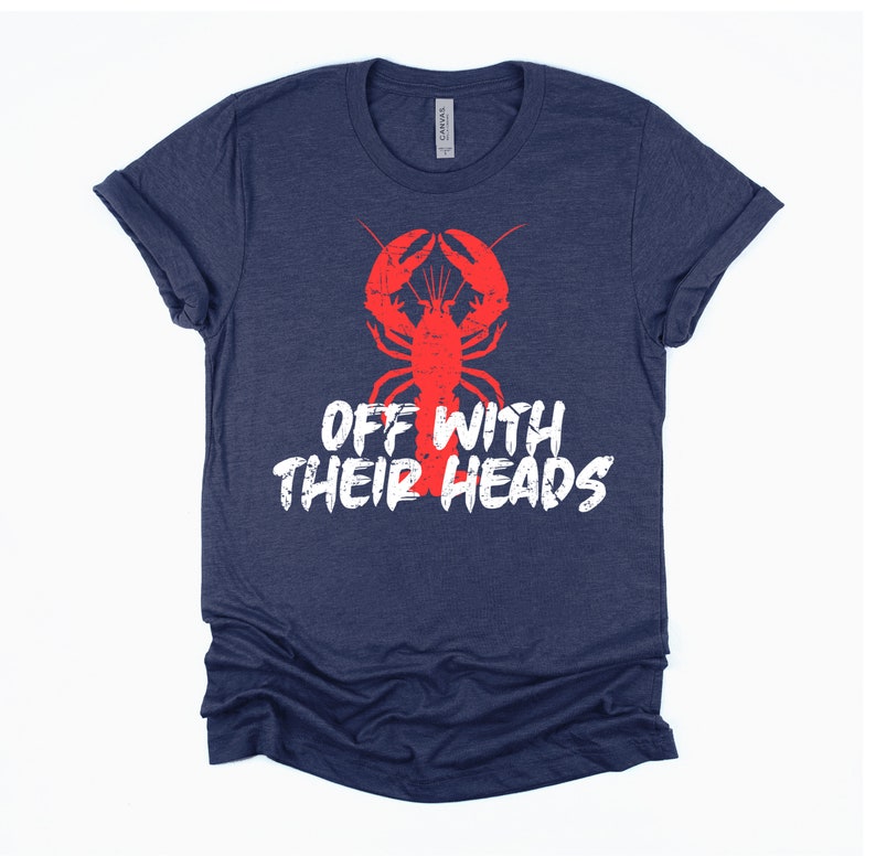 K&ouml;nnte beinhalten: Ein marineblaues T-Shirt mit einem roten Hummer-Motiv und dem Text "Off with their heads" in Wei&szlig;.