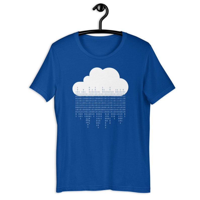 Op de afbeelding: Een koninklijk blauw t-shirt met een witte wolk grafiek. De wolk is gemaakt van binaire code, met de code 'regent' naar beneden van de wolk.