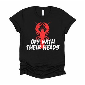 K&ouml;nnte beinhalten: Schwarzes T-Shirt mit einer roten Hummer-Illustration und dem Text "Off with their heads" in Wei&szlig;.