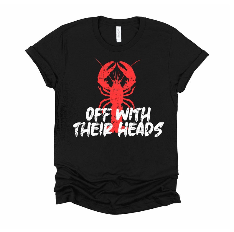 K&ouml;nnte beinhalten: Schwarzes T-Shirt mit einer roten Hummer-Illustration und dem Text "Off with their heads" in Wei&szlig;.